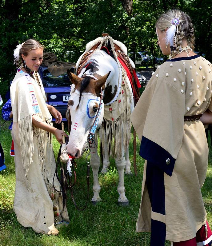 Na prostranství za Březnem u Chomutova se v historické bitvě utkali indini a vojska generála Custera.