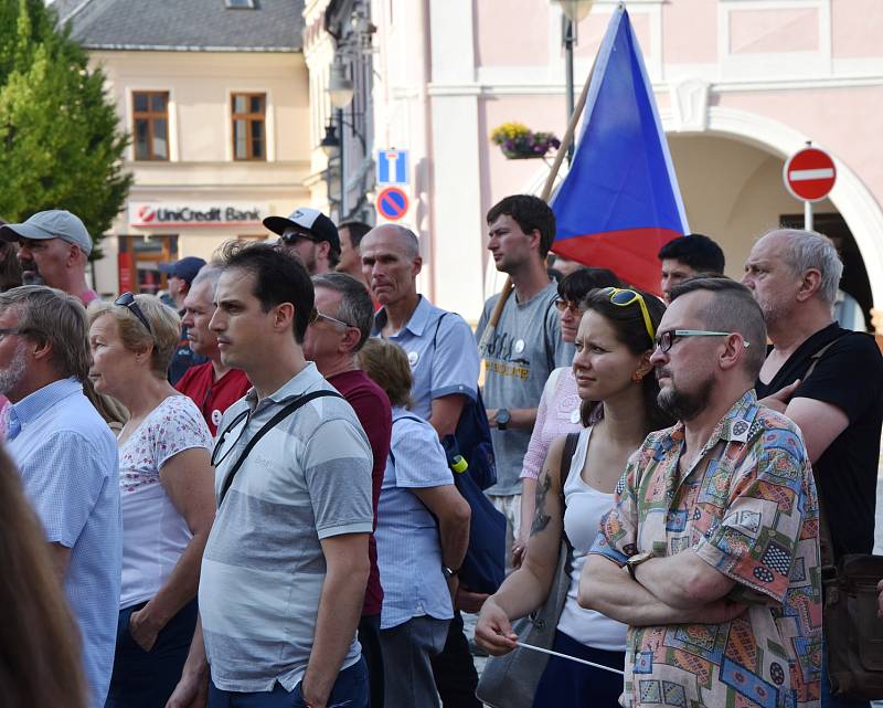Na dvě stě lidí přišlo v úterý večer na náměstí 1. máje v Chomutově.