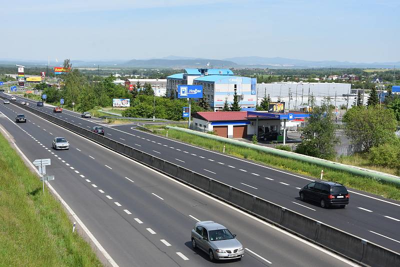 Pohled na silnici I/13 nad dopravním podnikem. V jeho blízkosti ústí rozestavěný silniční most.