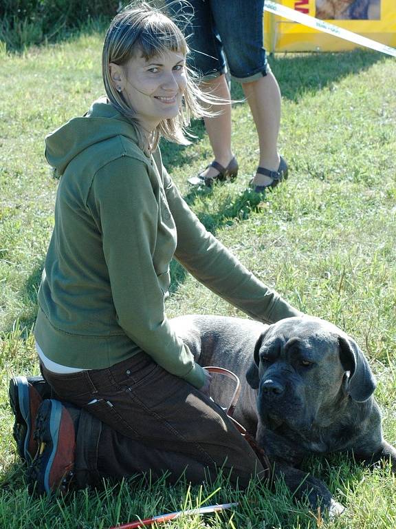 Kristýna Cibochová z domácího Krásnoočka se svým pejskem Akki z Vanderlindu (Cane Corso).