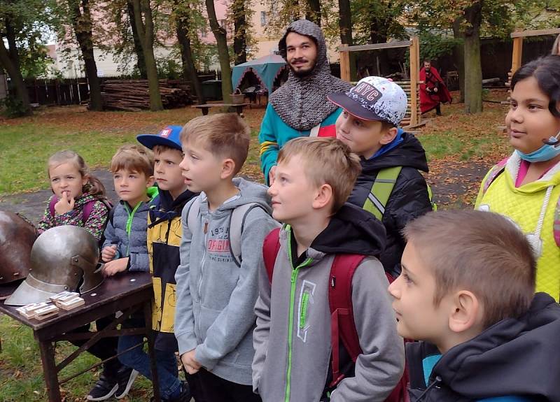 Husité v Chomutově a žáci 3. B z Kadaňské s nimi.