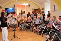 Klienti domova pro seniory v Kadani zpívali koledy