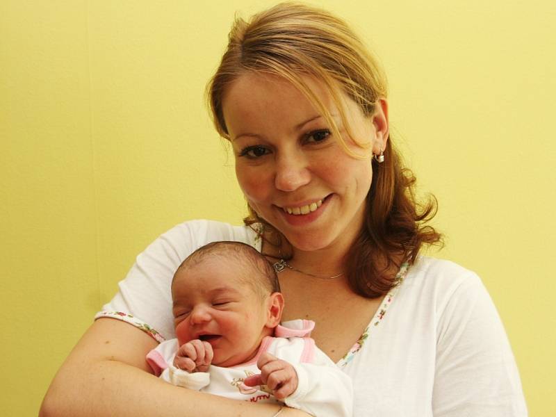 miminko Laura Hornová narodila se v kadaňské nemocnici dne 16.4.2008 v 19.45, míra 50cm, váha 3,04 kg, na snímku s maminkou Šárkou Novotnou.