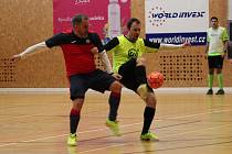 Veteránská zimní futsalová liga CHLMF: Stará garda Spořice - FC Grape Kundratice 0:2, hráči Kundratic ve žlutém.