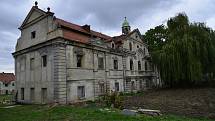 Oprava zámku v Polácich s novím majitelem.Zámek je poněkud zaostalý a nový majitel do dvaceti let by chtěl zámek přivést do původní podoby.