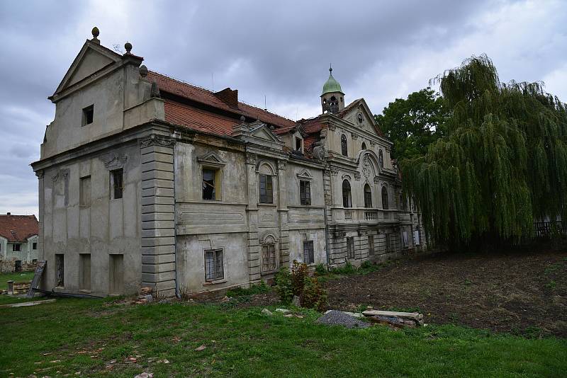 Oprava zámku v Polácich s novím majitelem.Zámek je poněkud zaostalý a nový majitel do dvaceti let by chtěl zámek přivést do původní podoby.