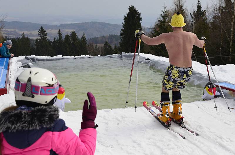 Párty u bazénu ve Ski areálu Alšovka u Klášterce nad Ohří.