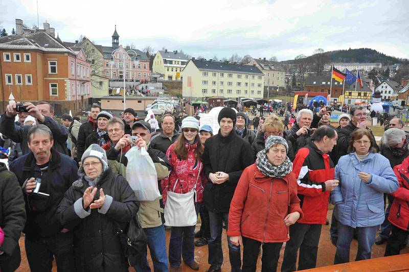 Sochy ze sněhu i dřeva ozdobily Vejprty.