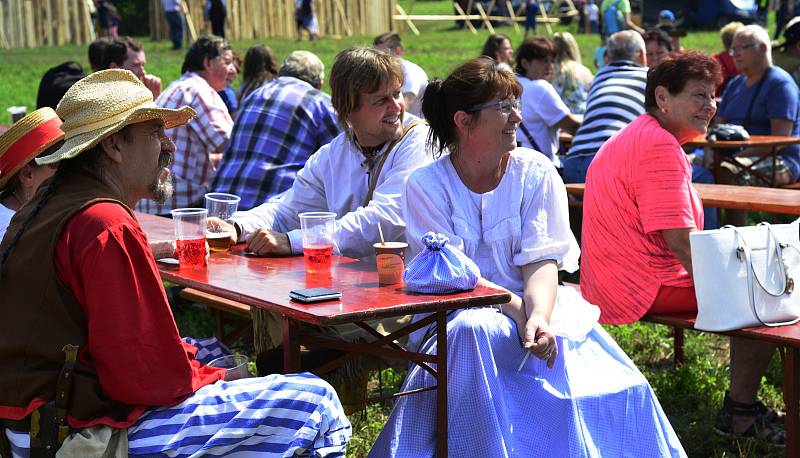 Na prostranství za Březnem u Chomutova se v historické bitvě utkali indini a vojska generála Custera.