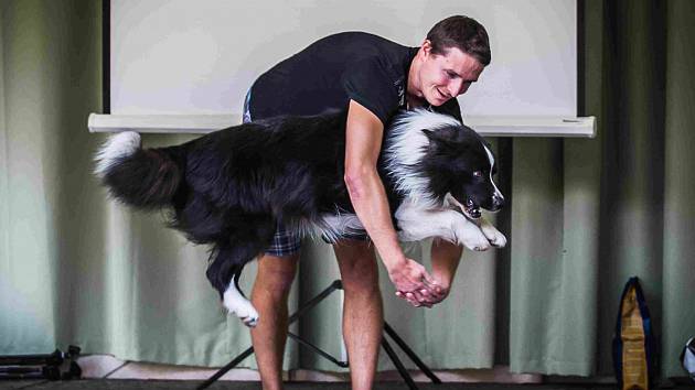 Divákům předvedl své umění i pes tanečník, Border Kolie jménem Iggy z Bengasu (na snímku se svým majitelem Petrem Müllerem z Chomutova). Kromě tance pes zvládá i jízdu na skateboardu.