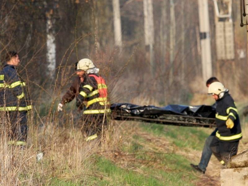 Teprve patnáctiletá dívka zemřela v pátek po šestnácté hodině při přecházení kolejí poblíž chomutovského zooparku. 