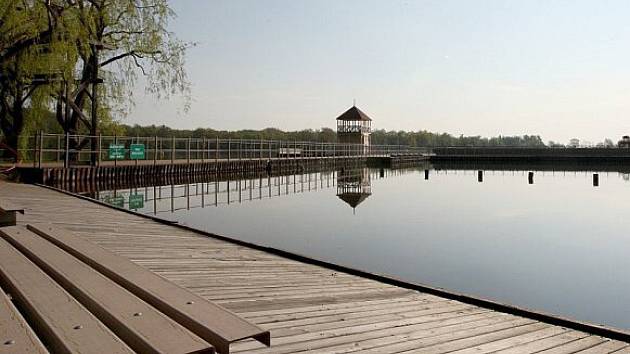 Kamencové jezero: Hlavní molo začnou po sezoně demontovat - Chomutovský  deník