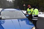 Klínovec leží na pomezí Ústeckého a Karlovarského kraje, na hranici okresů Chomutov a Karlovy Vary. Na dodržování omezení pohybu osob dohlížejí policisté a vojáci, stanoviště mají u odbočky na vrchol kopce. Naposledy tam budou v neděli 11. dubna.