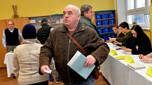 Ještě před 14 hodinou se v Údlicích na Chomutovsku tvořily fronty, na otevření volební místnosti čekala asi desítka občanů.