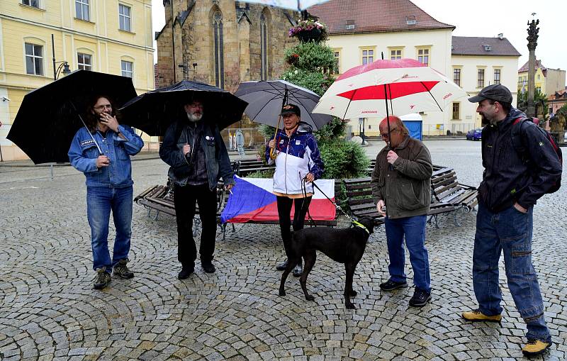 Na náměstí 1.Máje v Chomutově se při demonstraci sešlo kolem třiceti lidí, kteří nesouhlasí s nošením roušek a činností vlády.