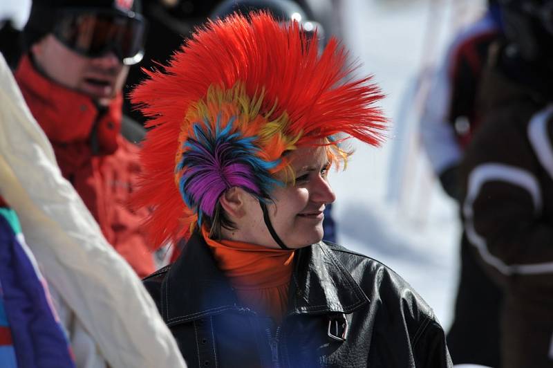 KARNEVAL NA SJEZDOVCE. Na Mezihoří lyžovaly maškary. 