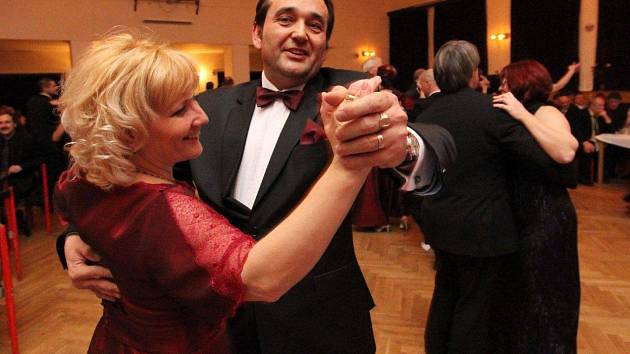 Tipy na víkend: Ples v Kadani a Vejprtech, koncert v Kulisárně -  Chomutovský deník