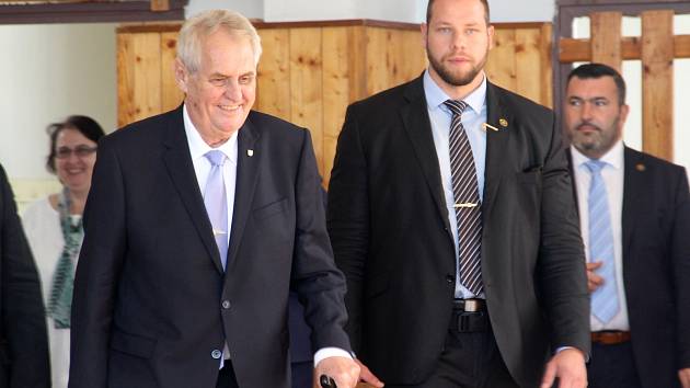 Prezident Miloš Zeman navštívil chomutovské středoškoláky.