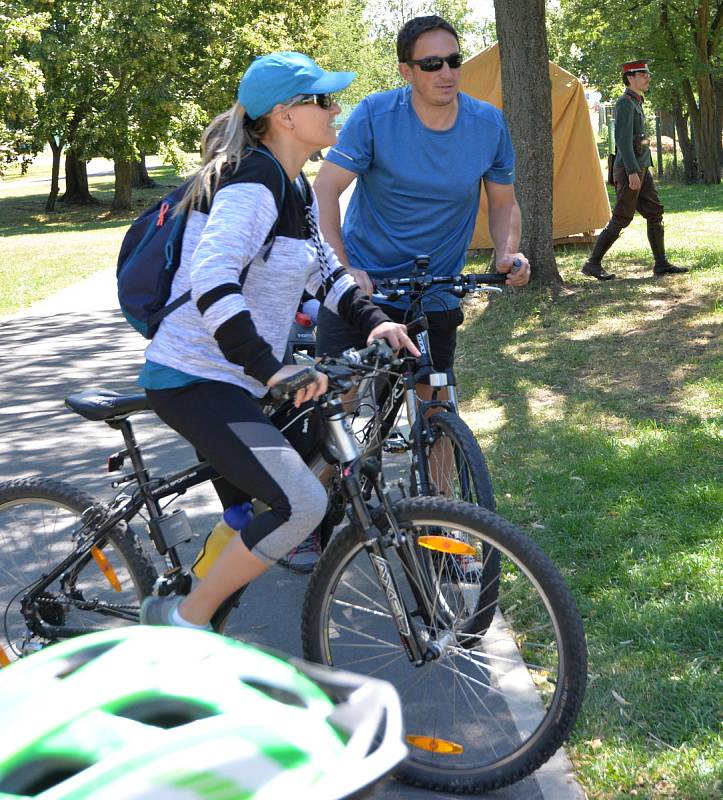 Ke koupališti v Březně se sjeli příznivci neobyčejného cyklistického klání. Účastníci se stali součástí historie. Pro děti byl připraven i znalostní test.