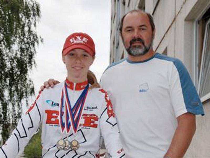 MARTINA MIKULÁŠKOVÁ se spolu se svým trenérem Milanem Chrobákem připravila na závěr silniční cyklistické sezony výborně. Na mistrovství České republiky v Lanškrouně se totiž zúčastnila tří závodů a ve všech z nich vybojovala stříbrné medaile!