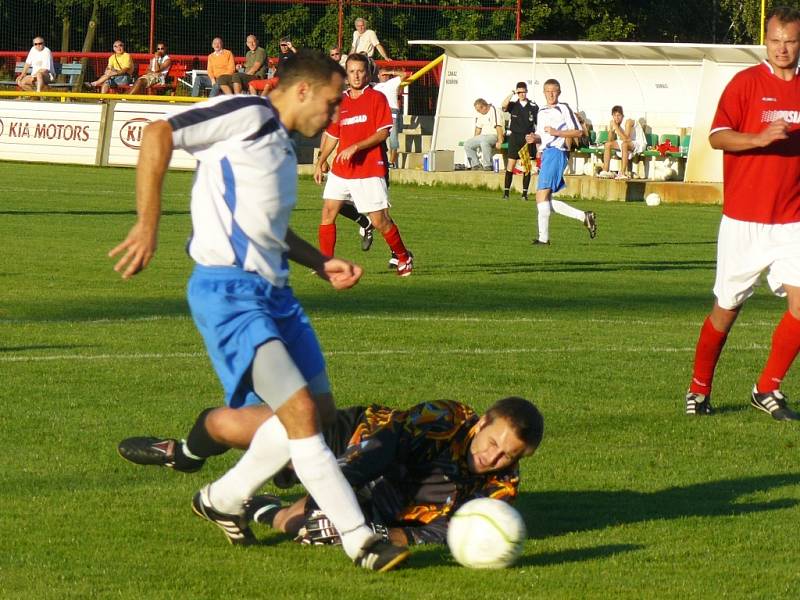 DERBY BEZ GÓLů. V rámci druhého kola 1. A třídy se hrálo derby mezi béčkem LoKo Chomutov a Sokolem Březno. Během devadesáti minut se diváci žádného gólu nedočkali.