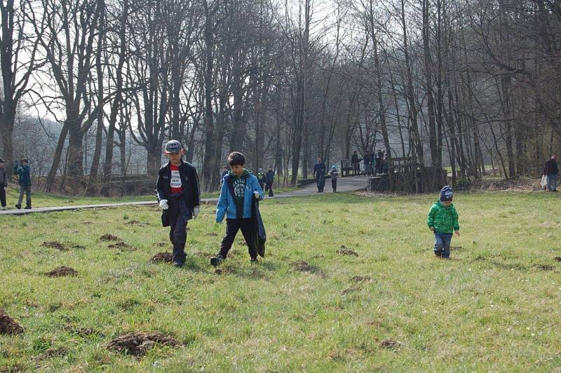 Skauti i veřejnost se vydali uklidit Bezručovo údolí.