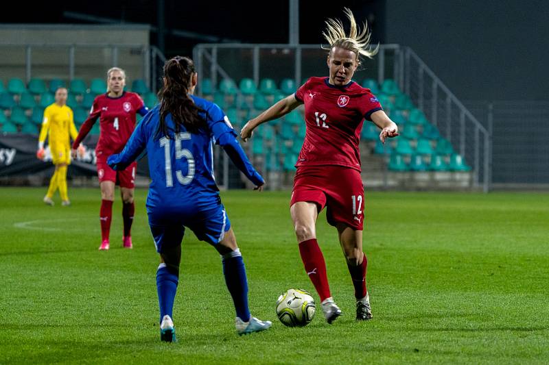 České fotbalistky (v červeném) v zápase s Azerbájdžánem.