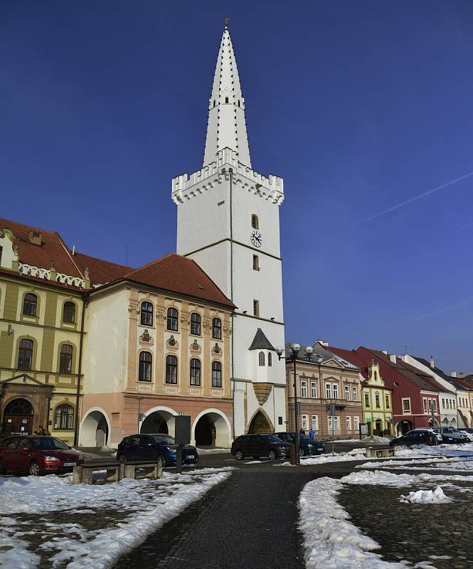 Náměstí v Kadani, poslední zbytky sněhu a nábřeží u Ohře