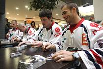 Čtveřice hokejistů rozdávala svým fanouškům podpisy v OC Chomutovka