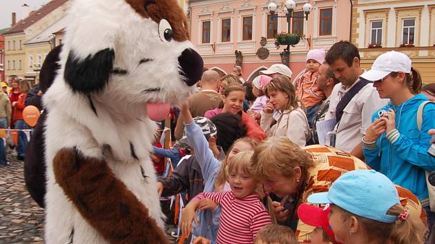 Maskot Kadaně - Maxipes Fík v obležení dětí.