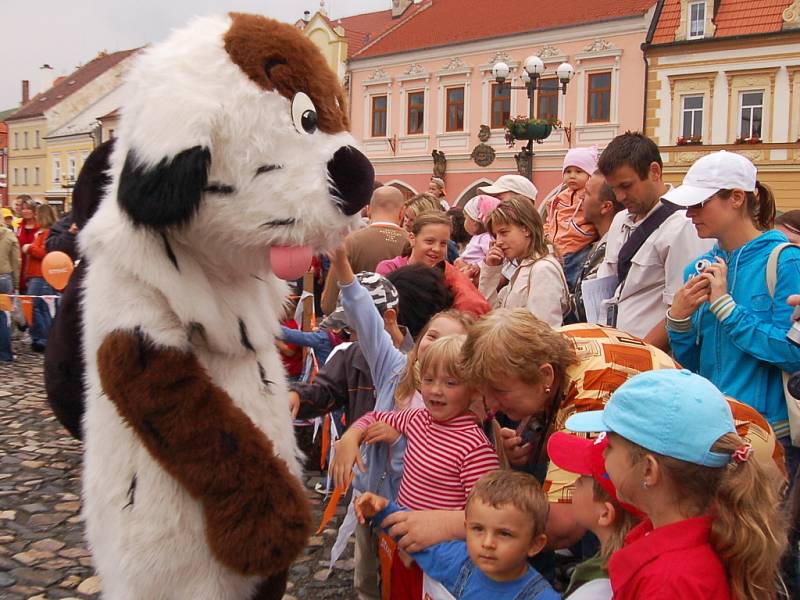 Maskot Kadaně - Maxipes Fík v obležení dětí.