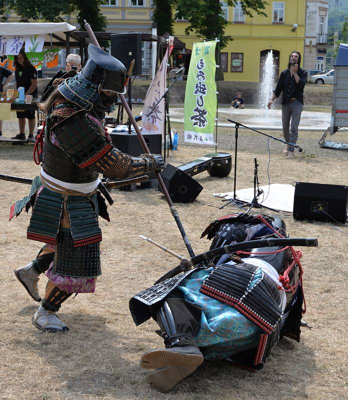 Na Studentském náměstí v Kadani si dali dostaveníčko přiznivci lahodného čaje. Nechyběli ani samurajové, gejši a exotičtí hudci.
