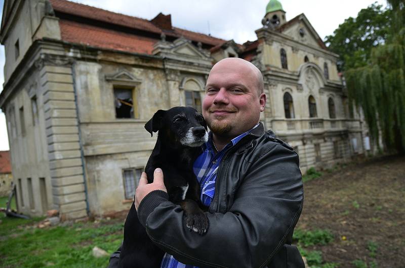 Oprava zámku v Polácich s novím majitelem.Zámek je poněkud zaostalý a nový majitel do dvaceti let by chtěl zámek přivést do původní podoby.