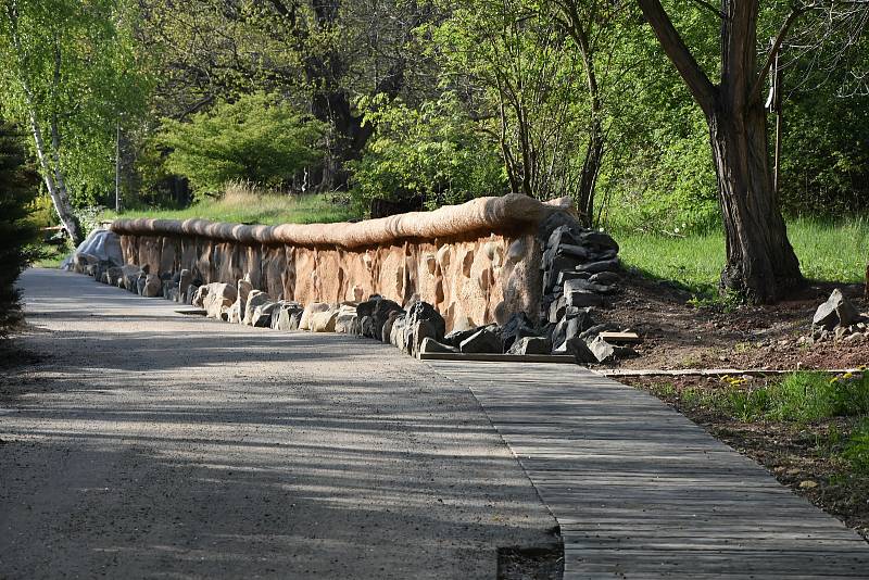 Místo betonového koryta má zoopark přírodní vodní cestu s tůněmi a brouzdalištěm.