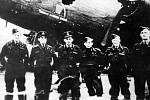 Osádka bombardéru Halifax DY - Q, který letci nazvali Munga Taipo, od 102. squadrony Bomber Command RAF. Čtyři ze sedmi mužů havárii u Domašína na Chomutovsku nepřežili.