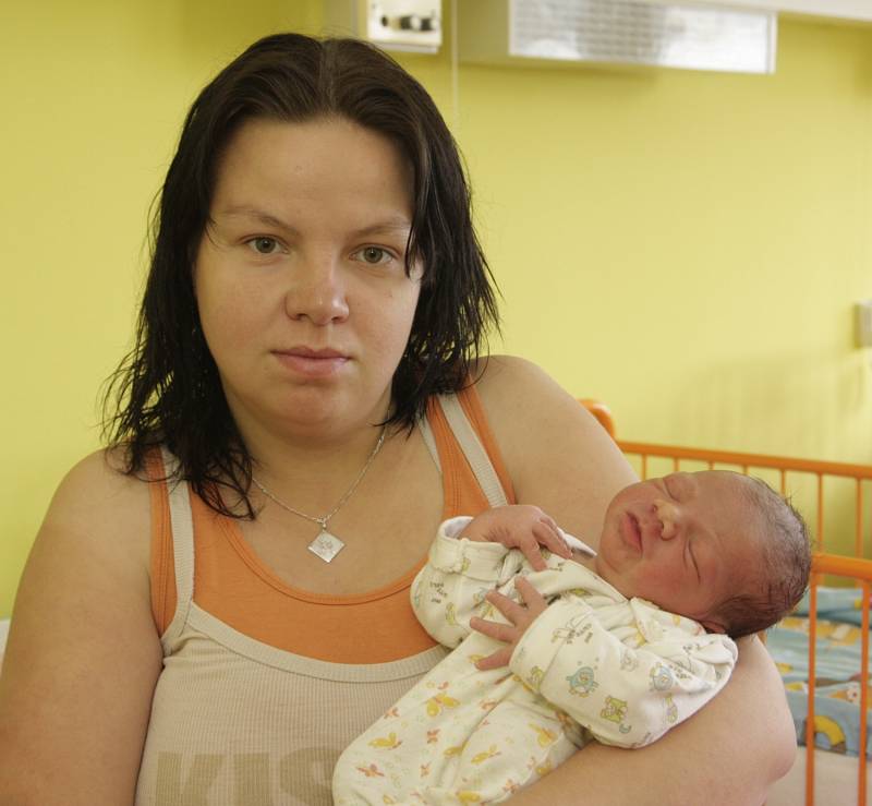 Malý Pepíček Aulík se chová v náručí maminky Renaty Aulíkové z Hradce u Kadaně. Přišel na svět 10. dubna v 16:49 hodin v kadaňské porodnici. Měřil 49 cm a vážil 3,2 kg.