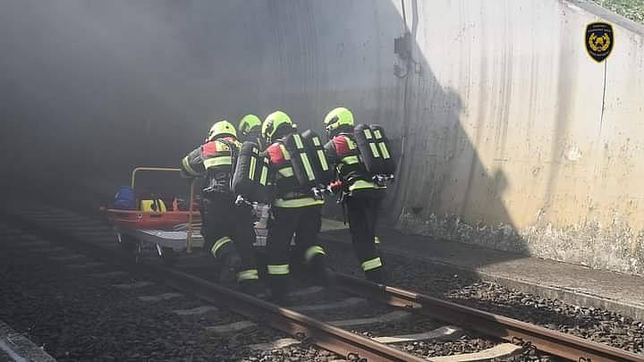 Cvičení hasičů v Březenském tunelu.