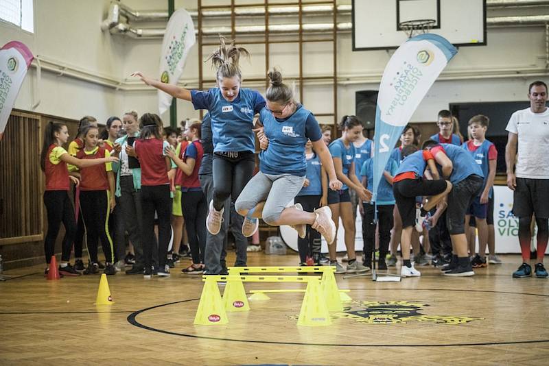 Studenti z Gymnázia a střední odborné školy v Klášterci se setkali se špičkovým skokanem do vody Michalem Navrátilem.