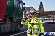 Policejní hlídky kontrolují auta mezi Horou Sv. Šebestiána a hranicemi s Německem. Snaží se odhalit převaděče a migranty.