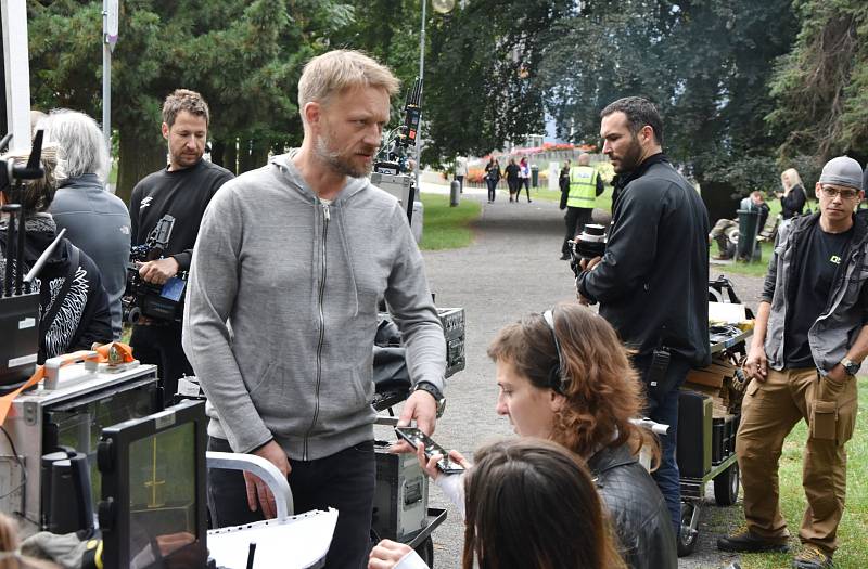 Režisér Viktor Tauš (uprostřed) při natáčení v Chomutově