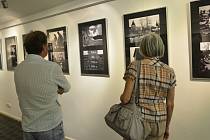 Fotoreportér Deníku Miroslav Rada vystavuje v galerii Kryt v Klášterci nad Ohří poslední okamžiky odsunu sovětských vojsk z Ralska a Bohosudova.