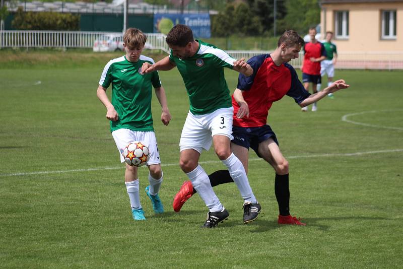 TJ Sokol Březno-TJ Krásný Dvůr 9:0, domácí v zeleném.