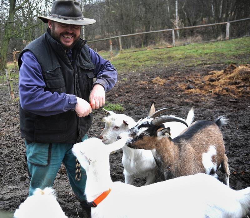 Farmář Radoslav Malarik na své farmě v Drmalech