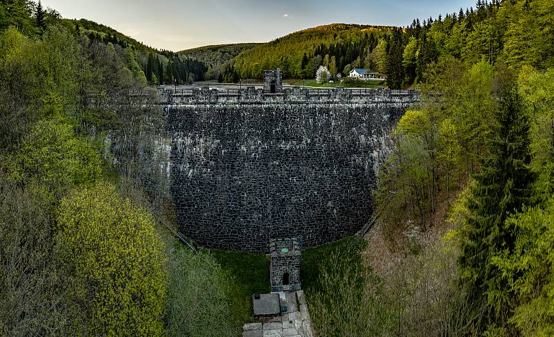 Vodní dílo Kamenička, které najdeme ve střední části Bezručovo údolí na Chomutovsko se připravuje na přípravné práce spojené s rekonstrukcí více jak 115let starého vodního díla. (27.4.2020)