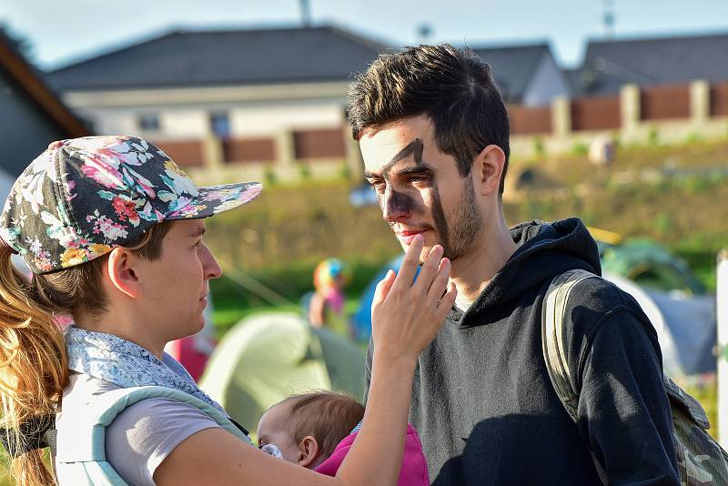 V sobotu ráno se vydal pochod o několika stovkách lidí z kempu, které vyrostl v Okoříně poblíž Strupčic.