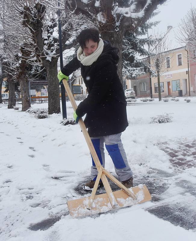 Čerstvě napadnutý sníh odklízela trojčlenná skupinka pracovníků.