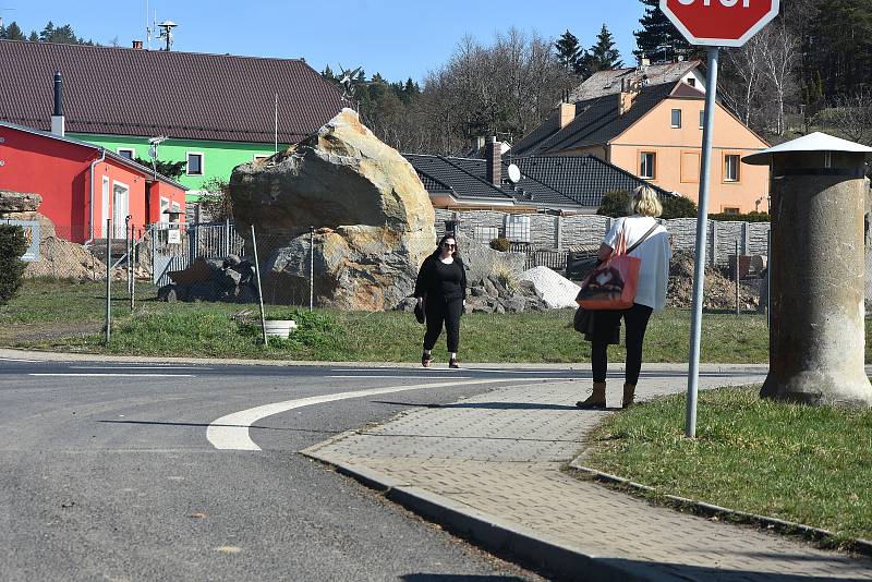 Přecházení "třináctky" je v Málkově i jeho místní části Zelená věcí trpělivosti a maximální obezřetnosti. Čekání může trvat i čtvrt hodiny.