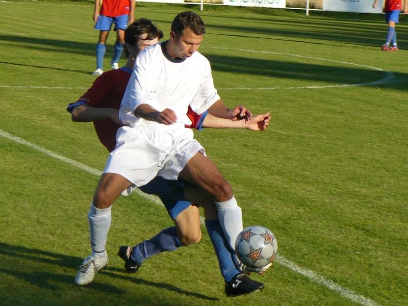 DERBY BEZ GÓLů. V rámci druhého kola 1. A třídy se hrálo derby mezi béčkem LoKo Chomutov a Sokolem Březno. Během devadesáti minut se diváci žádného gólu nedočkali.