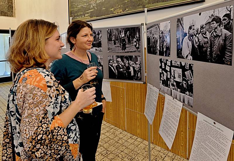 Komponovaný pořad a výstava fotografií Miroslava Rady k 30. výročí revoluce v kulturním domě v Klášterci