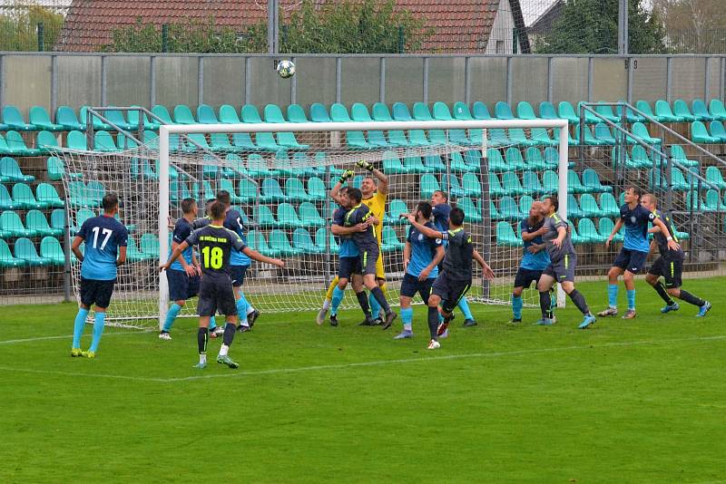 Chomutov (v modrém) v duelu s Chebem pokřil nové dresy. Byla z toho výhra 6:1.